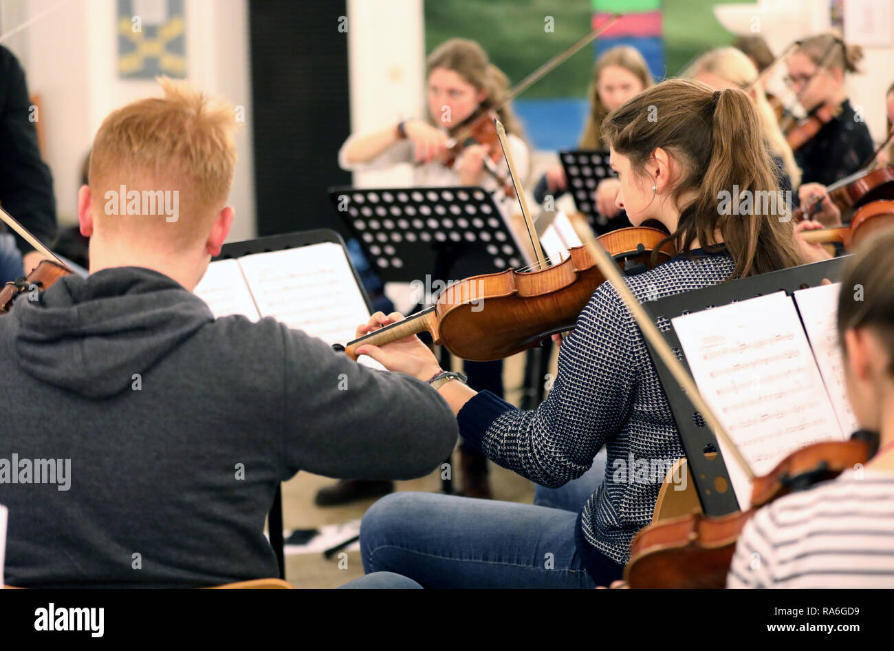 Schwerin, Deutschland. 19 Dez, 2018. Kinder und Jugendliche aus der Schweriner Jugend Symphonie Orchester in Ostdeutschland spielen ihre Instrumente während ihrer 'chaotischen Rehearsal", d. h. die erste Probe für ein neues Programm. Quelle: Bernd Wüstneck/dpa/Alamy leben Nachrichten Stockfoto