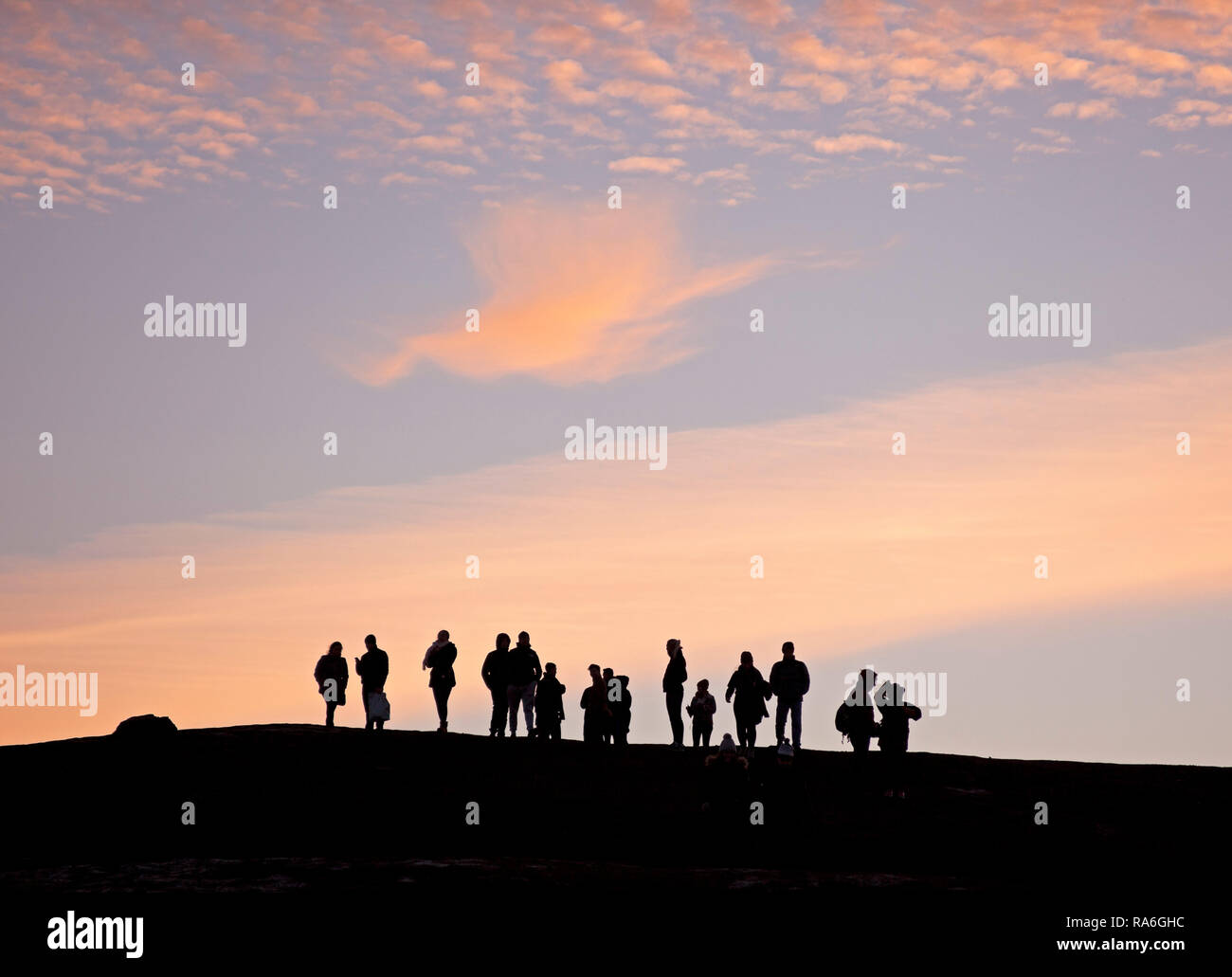 Edinburgh, Schottland, Großbritannien. 2. Januar 2019. UK Wetter, Touristen genießen die Aussicht von Arthur's Seat Gipfel in Holyrood Park gleich um Sonnenuntergang, obwohl die Temperatur minus 1 Grad nach einer Nacht von minus sechs Grad. Stockfoto