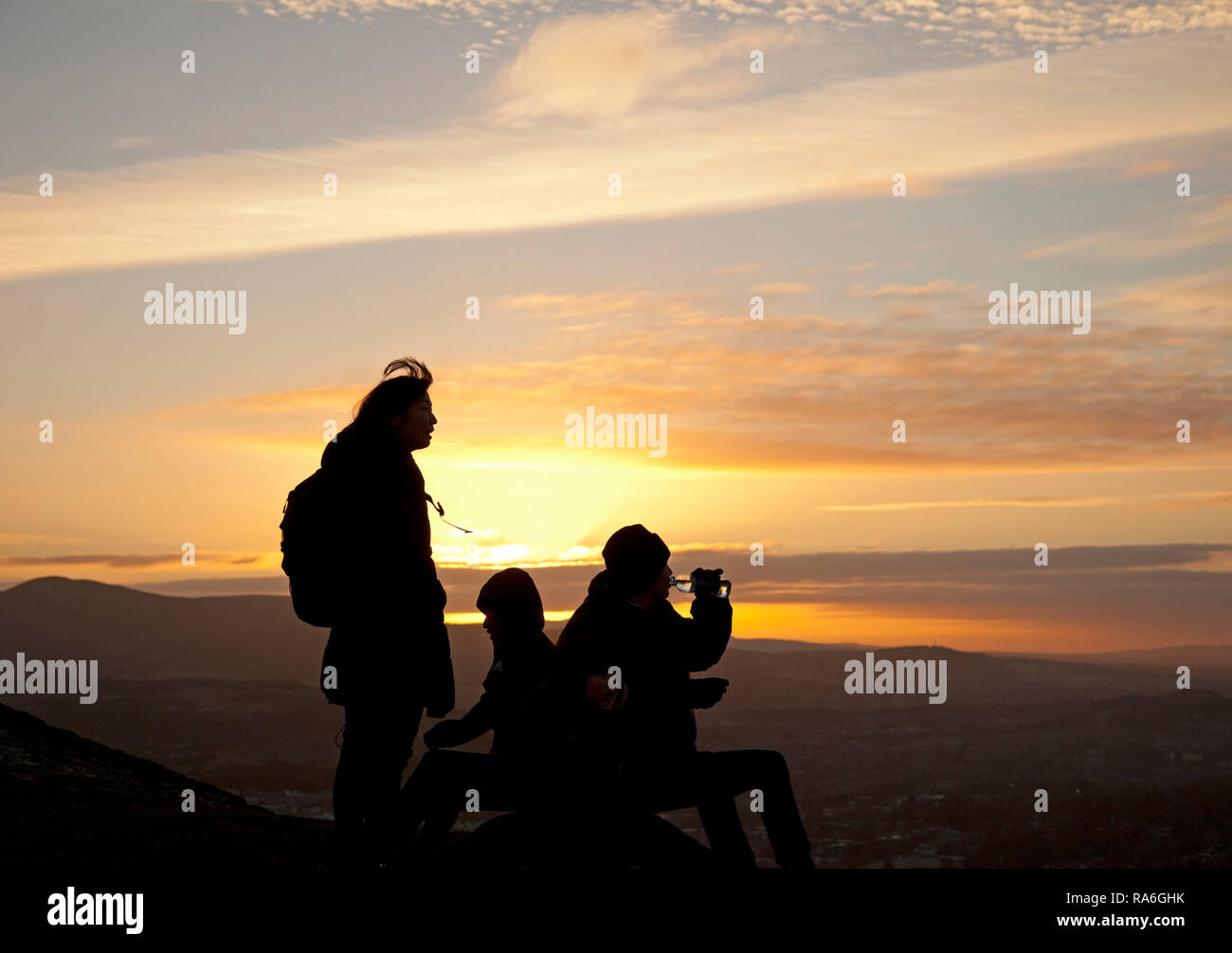 Edinburgh, Schottland, Großbritannien. 2. Januar 2019. UK Wetter, Touristen genießen die Aussicht von Arthur's Seat Gipfel in Holyrood Park gleich um Sonnenuntergang, obwohl die Temperatur minus 1 Grad nach einer Nacht von minus sechs Grad. Stockfoto