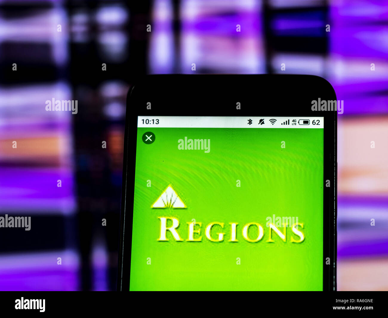 Kiew, Ukraine. 2 Jan, 2019. Regionen Financial Corporation Banking Company Logo gesehen auf einem Smartphone angezeigt. Quelle: Igor Golovniov/SOPA Images/ZUMA Draht/Alamy leben Nachrichten Stockfoto Kiew, Ukraine. 2 Jan, 2019. Regionen Financial Corporation Banking Company Logo gesehen auf einem Smartphone angezeigt. Quelle: Igor Golovniov/SOPA Images/ZUMA Draht/Alamy leben Nachrichten Stockfoto