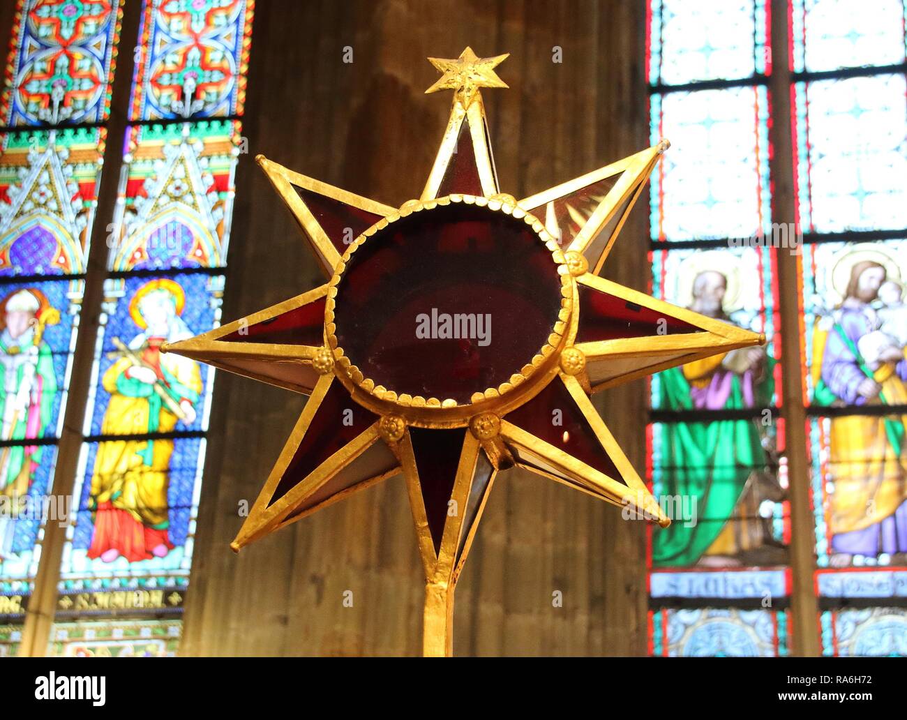 Prag, Tschechische Republik. 1 Mär, 2018. Ein Stern ist in der Kathedrale St. Veitsdom in der Prager Burg zu sehen. Die Kathedrale ist eine römisch-katholische Kathedrale Teil der Burg. Credit: Keith Mayhew/SOPA Images/ZUMA Draht/Alamy leben Nachrichten Stockfoto