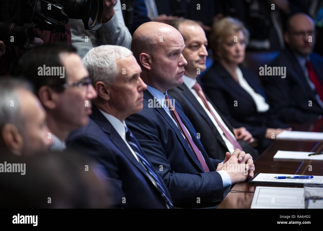 Januar 2, 2019 - Washington, District of Columbia, USA Matthew Whitaker, US Attorney General, hört neben US Vice President Mike Pence, als US-Präsident Donald Trump in einer Kabinettssitzung im Schaltschrank des Weißen Hauses spricht, am Mittwoch, Januar 2, 2019 in Washington, D.C.. Credit: Al Drago/Pool über CNP (Credit Bild: © Al Drago/CNP über ZUMA Draht) Stockfoto