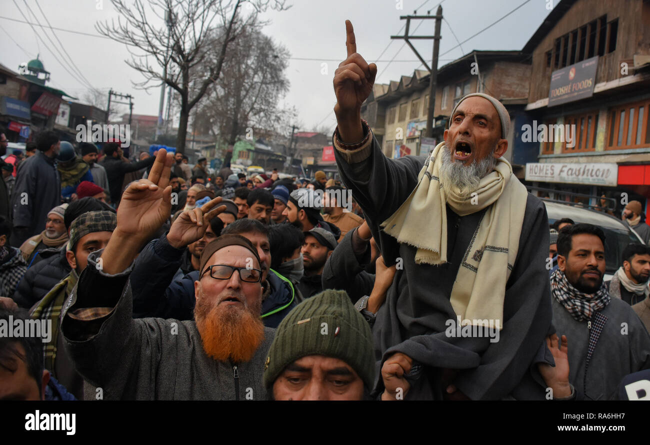 Januar 2, 2019 - eine Rallye findet in Protest gegen die Schändung des Srinagar Moschee von einer Gruppe maskierter Jugend ist Fahnen, in Srinagar, die in der Indischen verwalteten Kaschmir, am 2. Januar 2019. Kaschmir Pro-Freiheit leader Mirwaiz Umar Farooq führte die Kundgebung, bei denen Demonstranten Pro-Freedom Parolen riefen und verurteilte die mosqueâ € ™ s Schändung, während einige die Kanzel mit ihren Händen gereinigt. Am Freitag, nach dem Mittag Gebete, einer Gruppe maskierter Männer, die den Islamischen Staat Flagge in der Nähe der Kanzel der Srinagar Moschee, auf stieg sie und riefen Parolen (Credit Bild: © Muzami Stockfoto