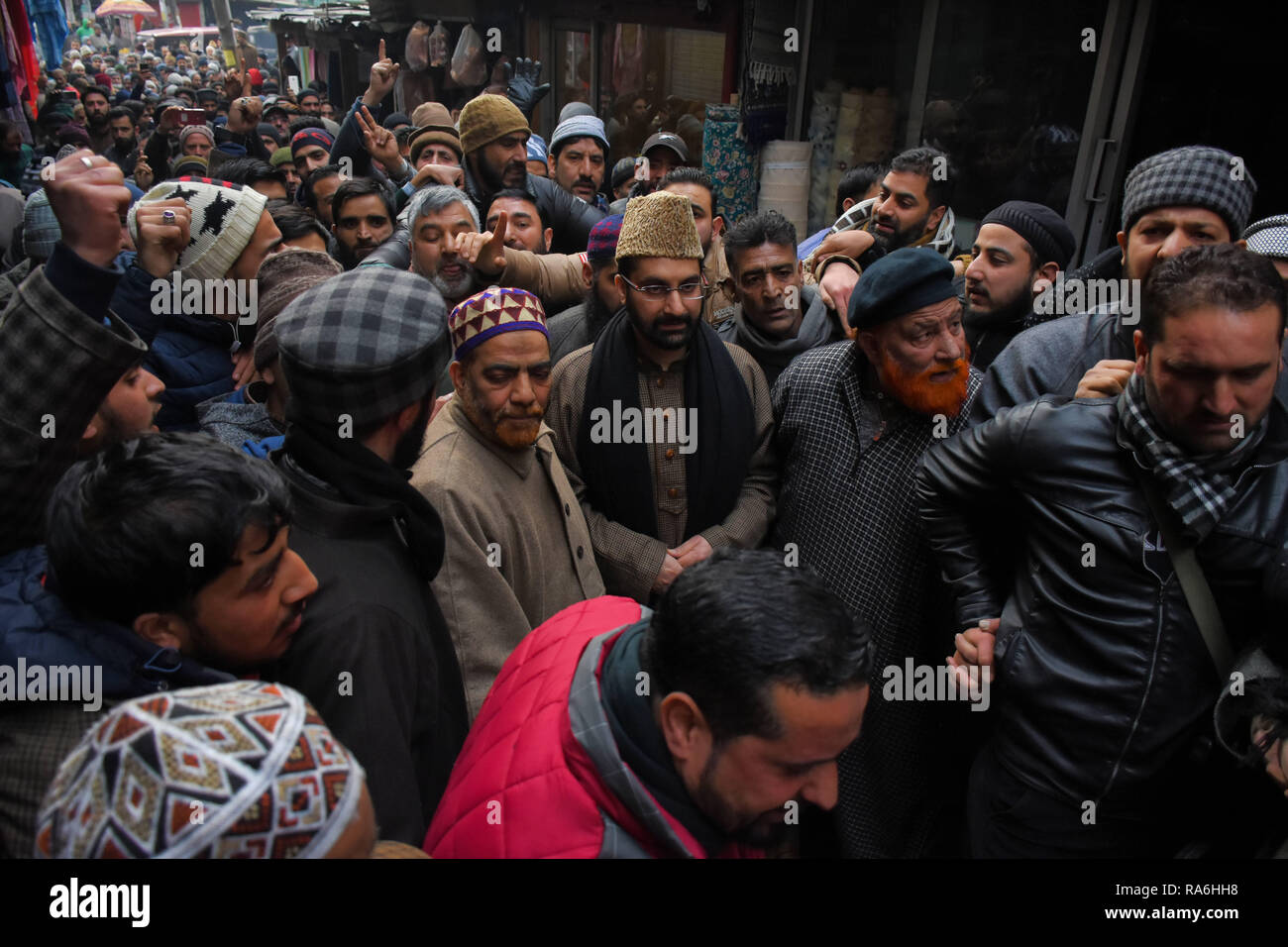 Januar 2, 2019 - eine Rallye findet in Protest gegen die Schändung des Srinagar Moschee von einer Gruppe maskierter Jugend ist Fahnen, in Srinagar, die in der Indischen verwalteten Kaschmir, am 2. Januar 2019. Kaschmir Pro-Freiheit leader Mirwaiz Umar Farooq führte die Kundgebung, bei denen Demonstranten Pro-Freedom Parolen riefen und verurteilte die mosqueâ € ™ s Schändung, während einige die Kanzel mit ihren Händen gereinigt. Am Freitag, nach dem Mittag Gebete, einer Gruppe maskierter Männer, die den Islamischen Staat Flagge in der Nähe der Kanzel der Srinagar Moschee, auf stieg sie und riefen Parolen (Credit Bild: © Muzami Stockfoto
