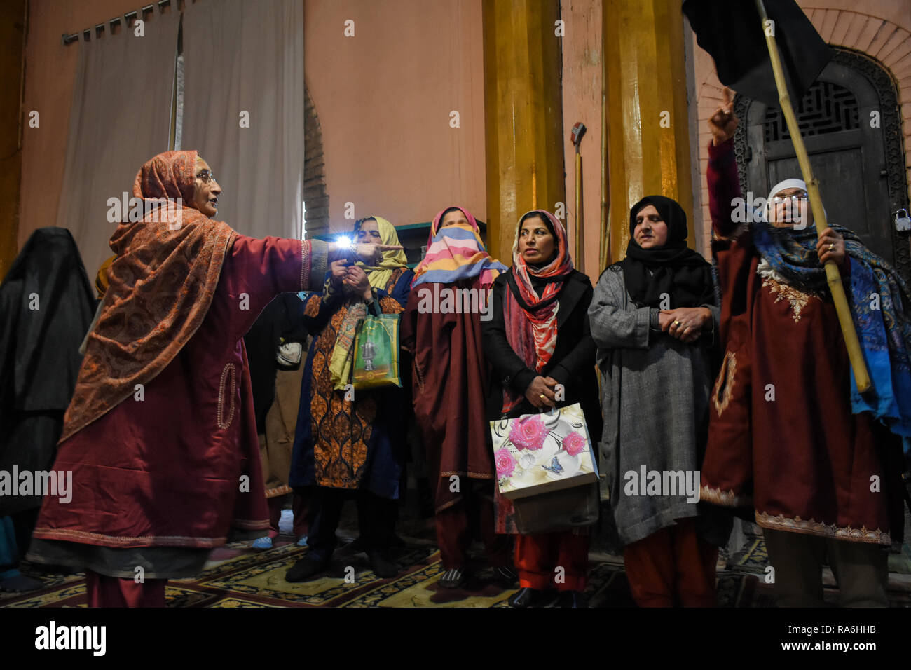 Januar 2, 2019 - eine Rallye findet in Protest gegen die Schändung des Srinagar Moschee von einer Gruppe maskierter Jugend ist Fahnen, in Srinagar, die in der Indischen verwalteten Kaschmir, am 2. Januar 2019. Kaschmir Pro-Freiheit leader Mirwaiz Umar Farooq führte die Kundgebung, bei denen Demonstranten Pro-Freedom Parolen riefen und verurteilte die mosqueâ € ™ s Schändung, während einige die Kanzel mit ihren Händen gereinigt. Am Freitag, nach dem Mittag Gebete, einer Gruppe maskierter Männer, die den Islamischen Staat Flagge in der Nähe der Kanzel der Srinagar Moschee, auf stieg sie und riefen Parolen (Credit Bild: © Muzami Stockfoto