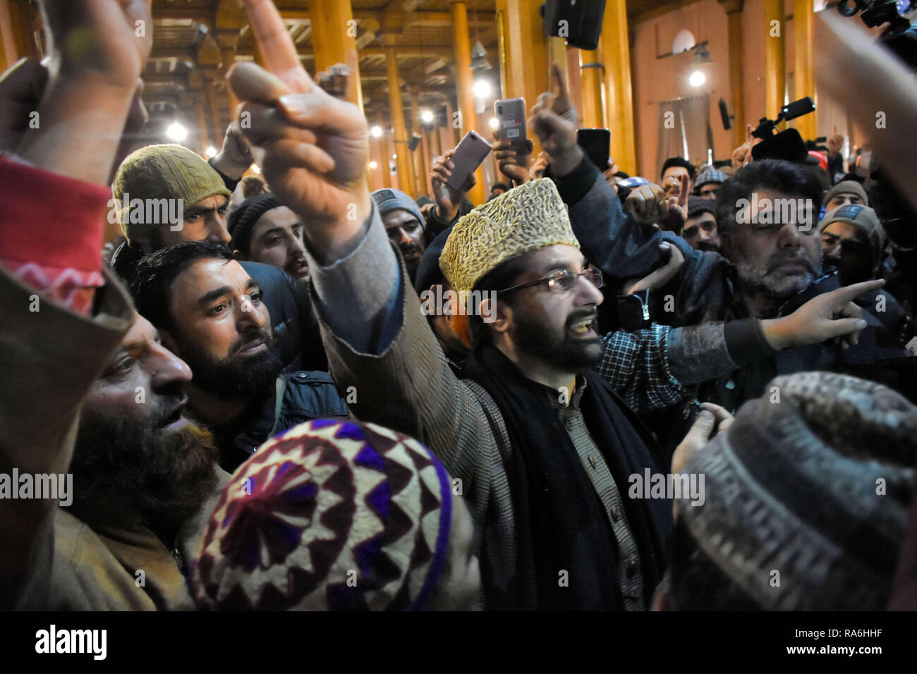 Januar 2, 2019 - eine Rallye findet in Protest gegen die Schändung des Srinagar Moschee von einer Gruppe maskierter Jugend ist Fahnen, in Srinagar, die in der Indischen verwalteten Kaschmir, am 2. Januar 2019. Kaschmir Pro-Freiheit leader Mirwaiz Umar Farooq führte die Kundgebung, bei denen Demonstranten Pro-Freedom Parolen riefen und verurteilte die mosqueâ € ™ s Schändung, während einige die Kanzel mit ihren Händen gereinigt. Am Freitag, nach dem Mittag Gebete, einer Gruppe maskierter Männer, die den Islamischen Staat Flagge in der Nähe der Kanzel der Srinagar Moschee, auf stieg sie und riefen Parolen (Credit Bild: © Muzami Stockfoto