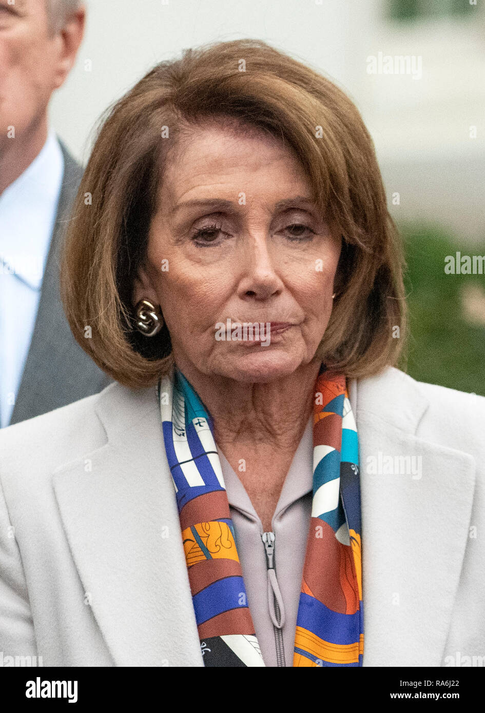 Washington, Vereinigte Staaten von Amerika. 02 Jan, 2019. Eingehende Sprecher der Vereinigten Staaten des Repräsentantenhauses Nancy Pelosi (Demokrat aus Kalifornien) Reporter trifft sich das Weiße Haus nach einem Treffen mit US-Präsident Donald J. Trumpf auf Grenzsicherung und die Wiedereröffnung der Bundesregierung im Weißen Haus in Washington, DC am Mittwoch, 2. Januar 2018. Credit: Ron Sachs/CNP | Verwendung der weltweiten Kredit: dpa/Alamy leben Nachrichten Stockfoto
