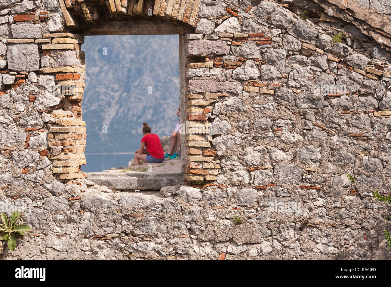 Touristen ruhen und sehen von den Befestigungsanlagen über der Bucht aus den Blick über Kotor. Kotor. Montenegro Stockfoto