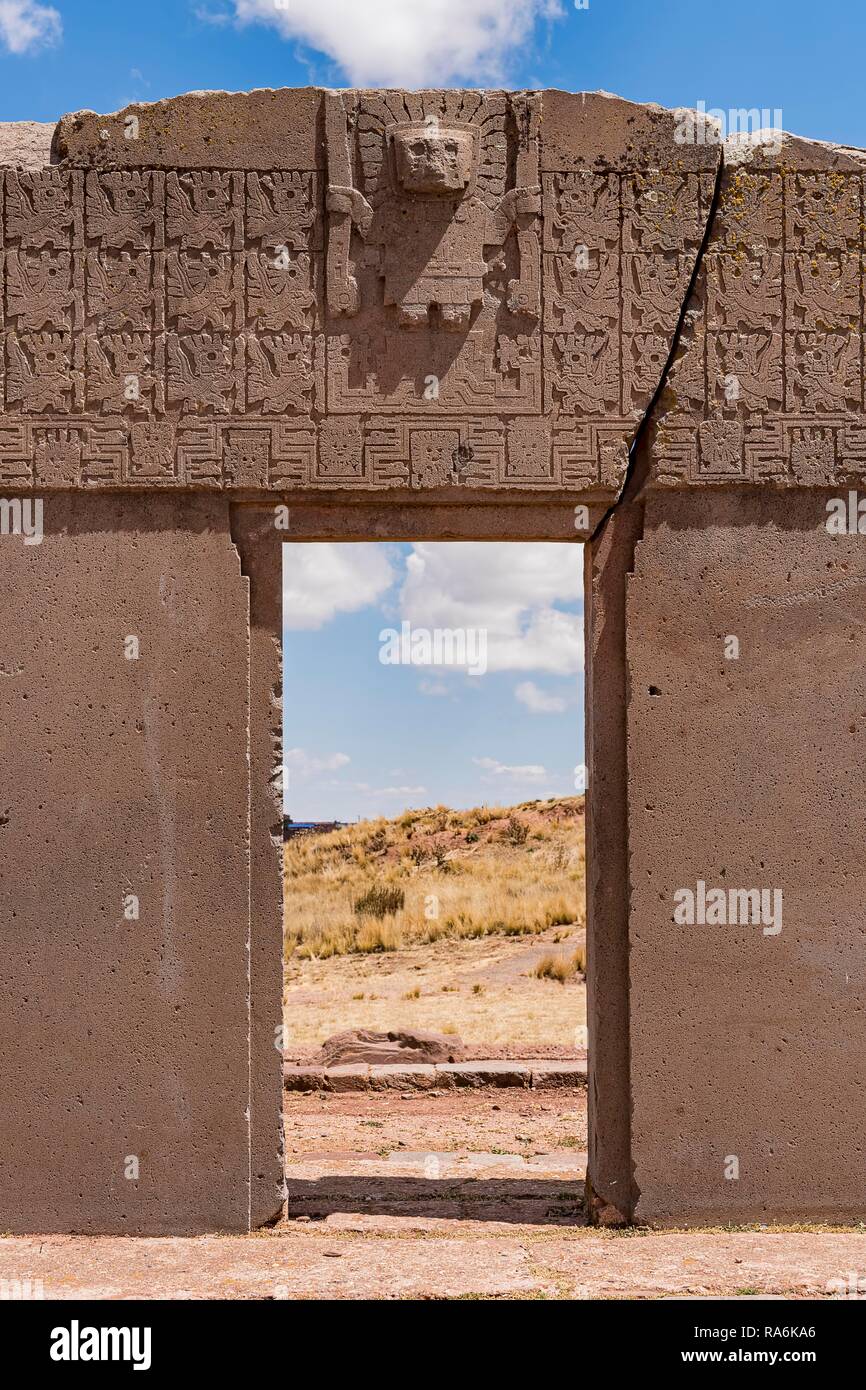 Sun Gate mit dekorativen Figuren aus der Vor-Inka-Zeit, Tihuanaku, Tiawanacu, Tiahuanaco, La Paz, Bolivien Stockfoto