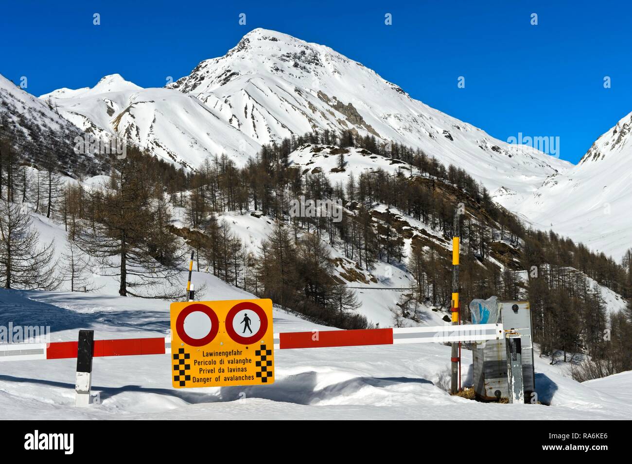 Winter Schließung der Straße zwischen La Motta und über den Pass von Livigno Forcola di Livigno wegen Lawinengefahr, La Motta Stockfoto