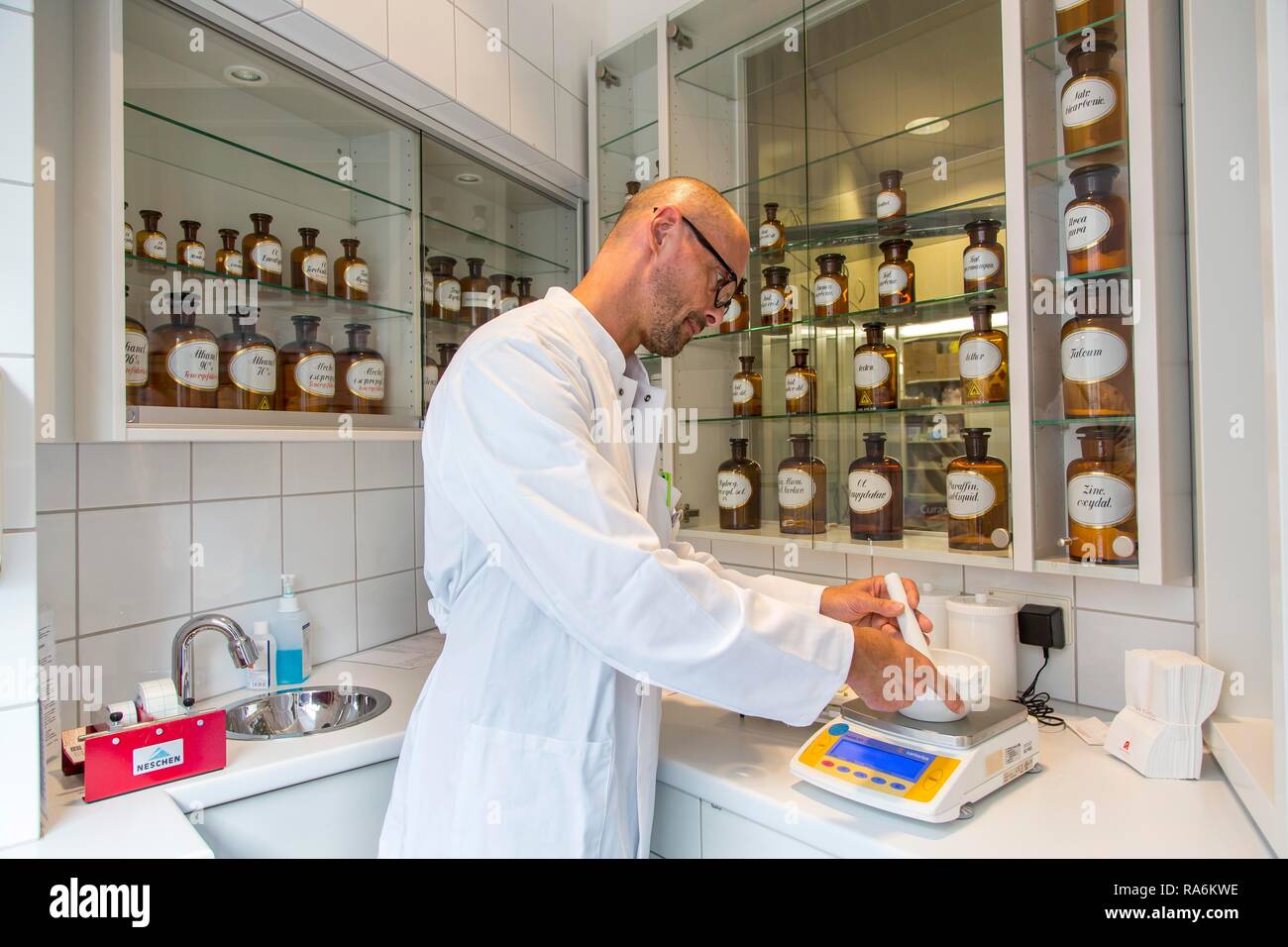 Apotheke, Apotheker produziert eine individuelle Medikation, im Labor, nach medizinischen Anweisungen, Deutschland Stockfoto