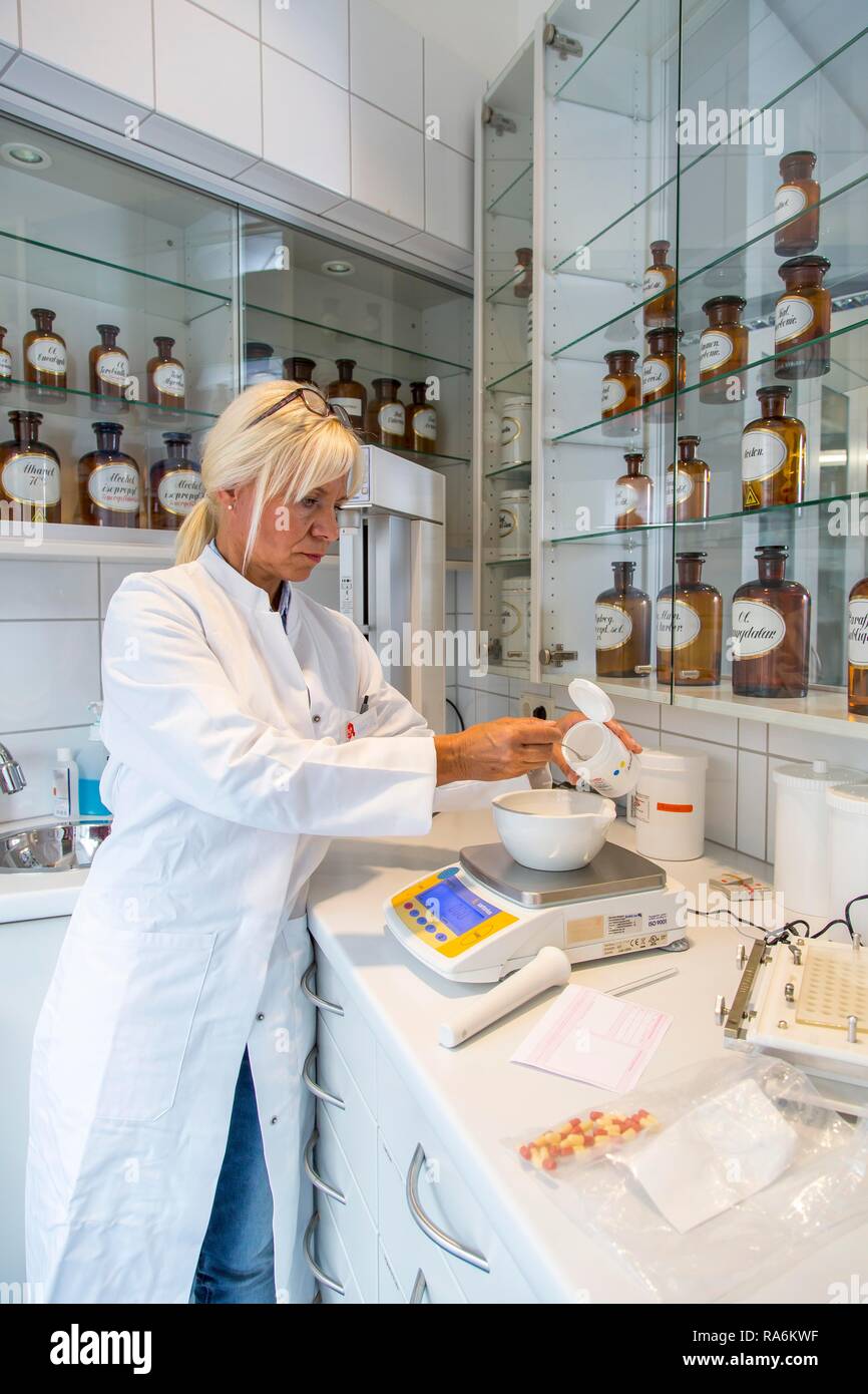 Apotheke, Apotheker produziert eine individuelle Medikation, im Labor, nach medizinischen Anweisungen, Deutschland Stockfoto