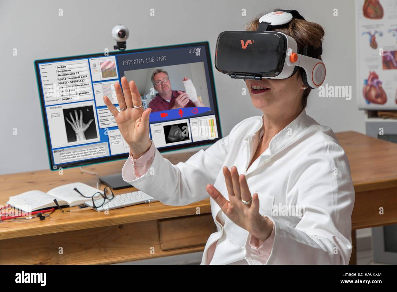 Symbol Foto für Telemedizin, Arzt in einer Praxis, mit VR-Brille, Virtual Reality, 3D-Darstellung eines MRT-Ergebnis, Stockfoto