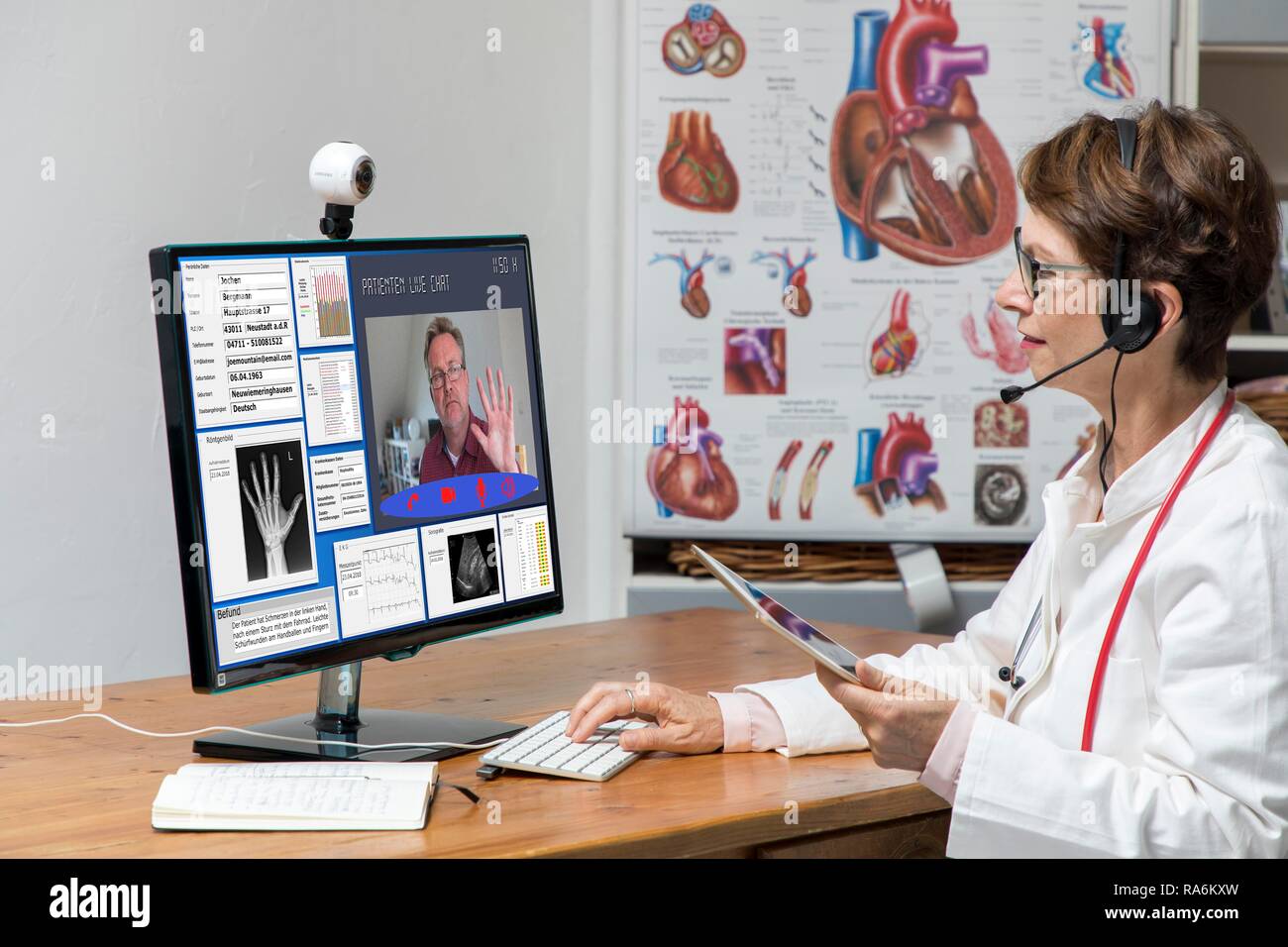 Symbol Foto für Telemedizin, Arzt in einer Praxis, kommuniziert mit dem Patienten über eine Webcam, Patientendaten und Befunde auf Stockfoto