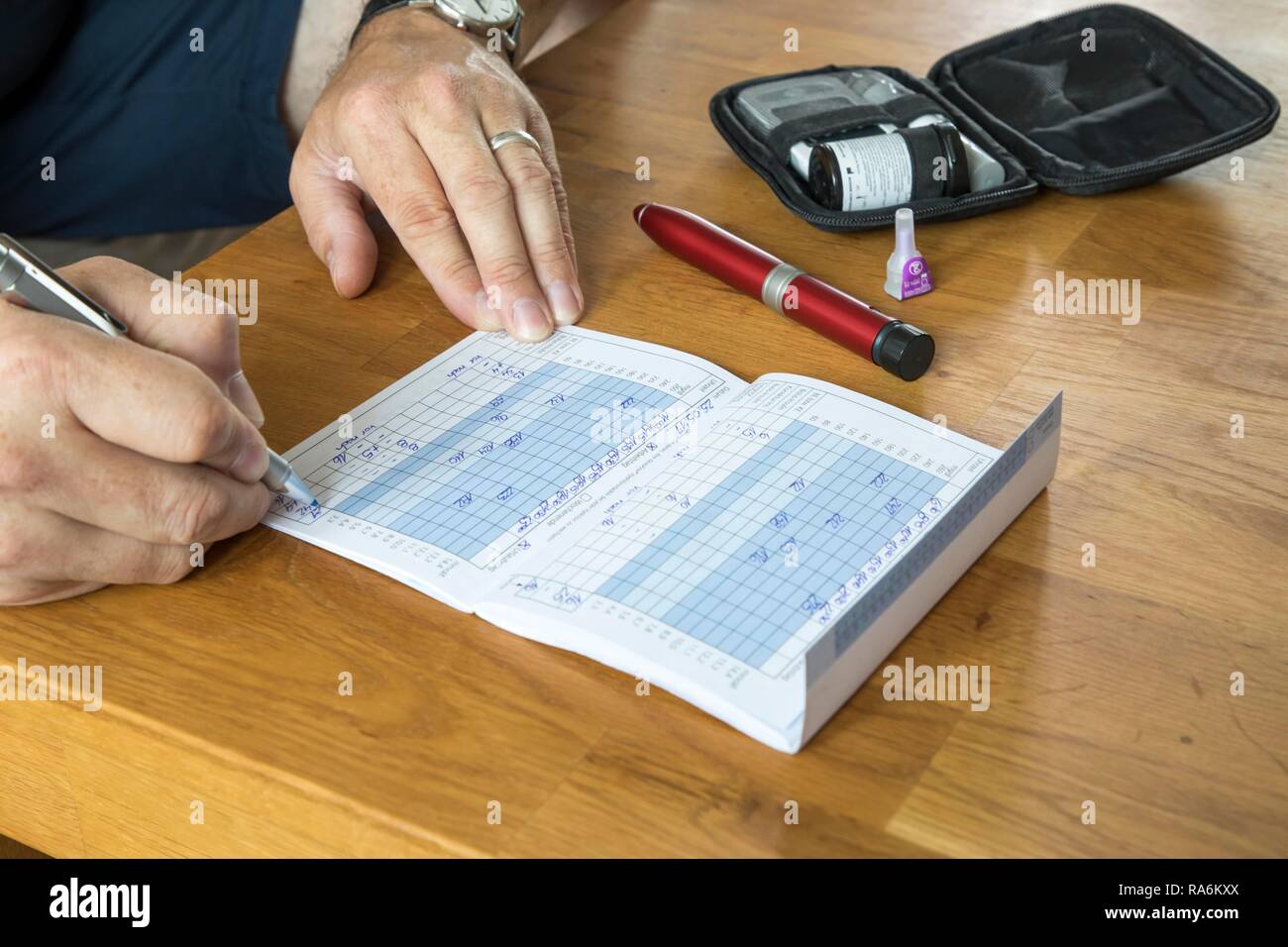 Diabetiker halten, seinen Blutzucker Tagebuch, Blutzucker Werte, Deutschland Stockfoto