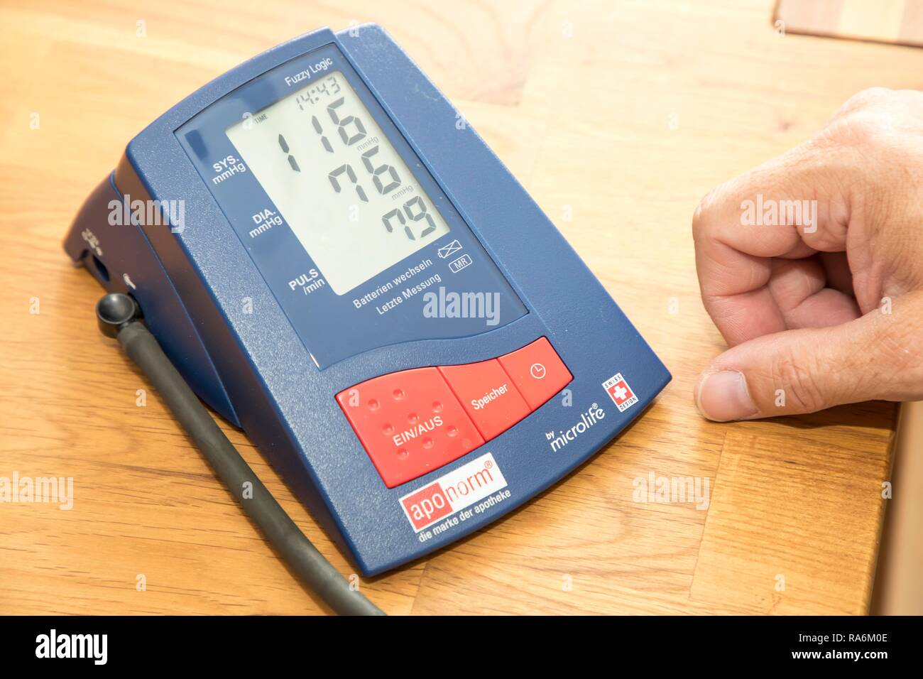 Blutdruckmessung, mit einer automatischen Oberarm-blutdruckmessgerät, Deutschland Stockfoto