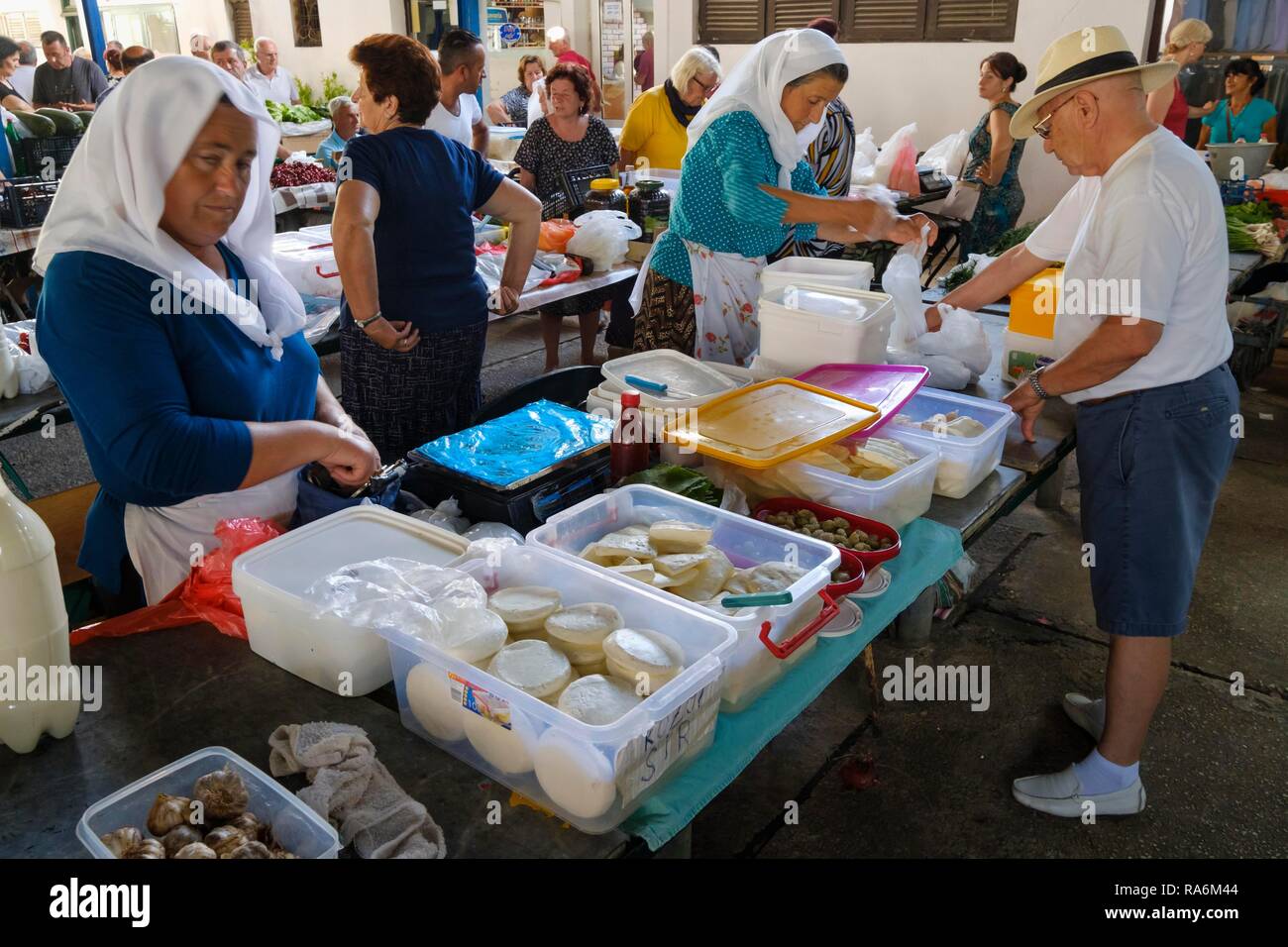 Käse, Markt Zeleni Pijaca, Ulcinj, Montenegro Stockfoto