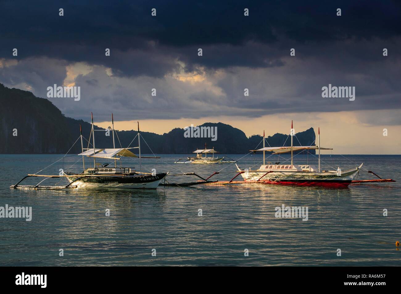 Ausleger bei Sonnenuntergang, El Nido, Bacuit Archipel, Palawan, Philippinen Stockfoto