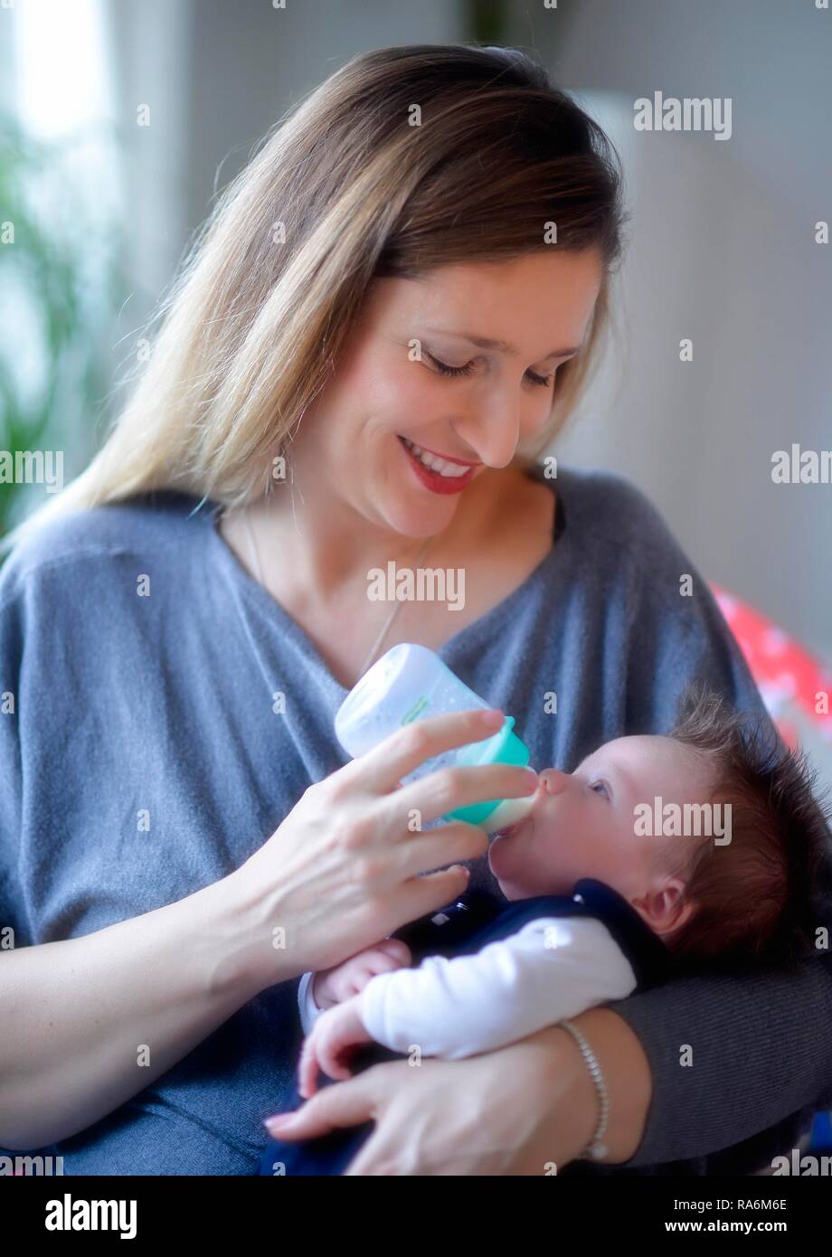 Mutter füttert Baby mit Flasche, 4 Wochen, Deutschland Stockfoto