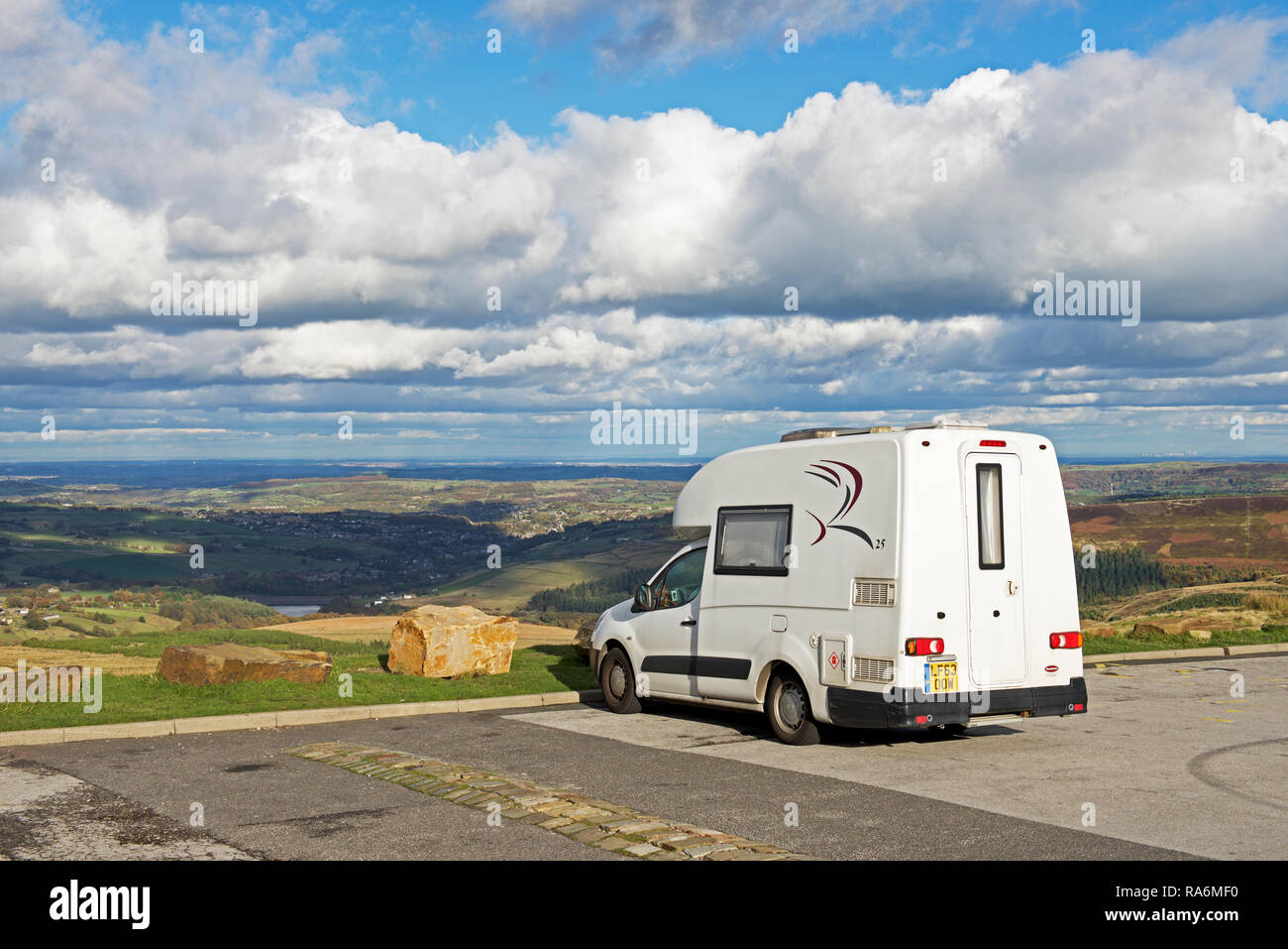 Romahome 25 kleine Reisemobil, geparkt mit Blick auf die Holme Tal, Holme Moos, West Yorkshire, England, Großbritannien Stockfoto