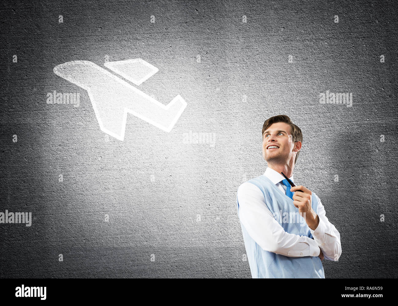 Elegante Banker tragen rote Krawatte und Flugzeug als Verkehrsmittel co Stockfoto