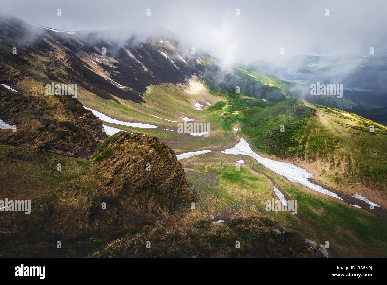 Blick auf den steinigen Hügeln Leuchten am Abend die Sonne. Dramatische Feder Szene. Landschaftsfotografie Stockfoto