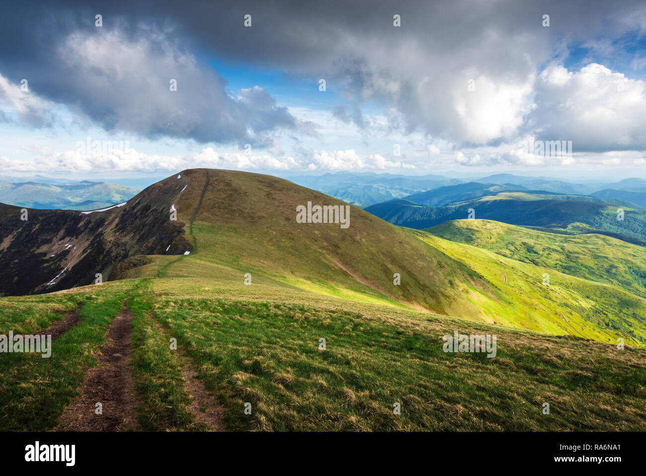 Blick auf den steinigen Hügeln Leuchten am Abend die Sonne. Dramatische Feder Szene. Landschaftsfotografie Stockfoto