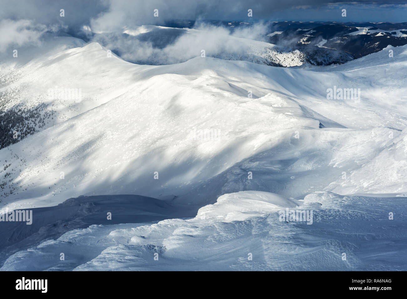 Fantastische Landschaft mit schneebedeckten Hügeln. Karpaten, Ukraine. Landschaftsfotografie Stockfoto