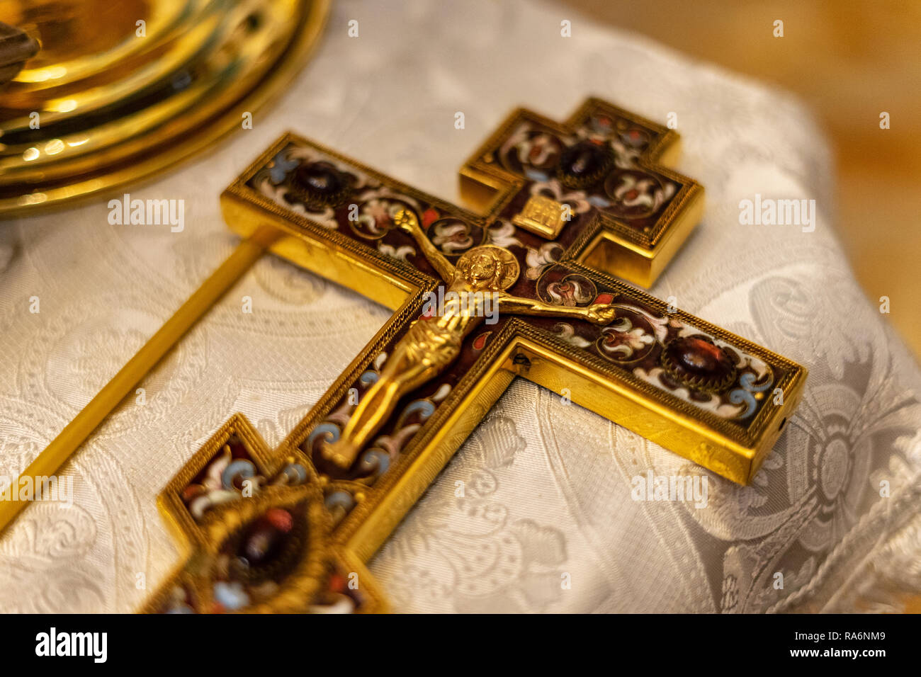 Goldenes orthodoxes Kreuz mit Jesus auf strukturierte Tabelle Stockfoto
