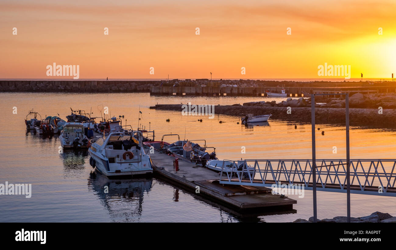 Vila Praia de Ancora, Portugal - Mai 04, 2018: Pier und der Stadt, Vila Praia de Ancora, Portugal Stockfoto