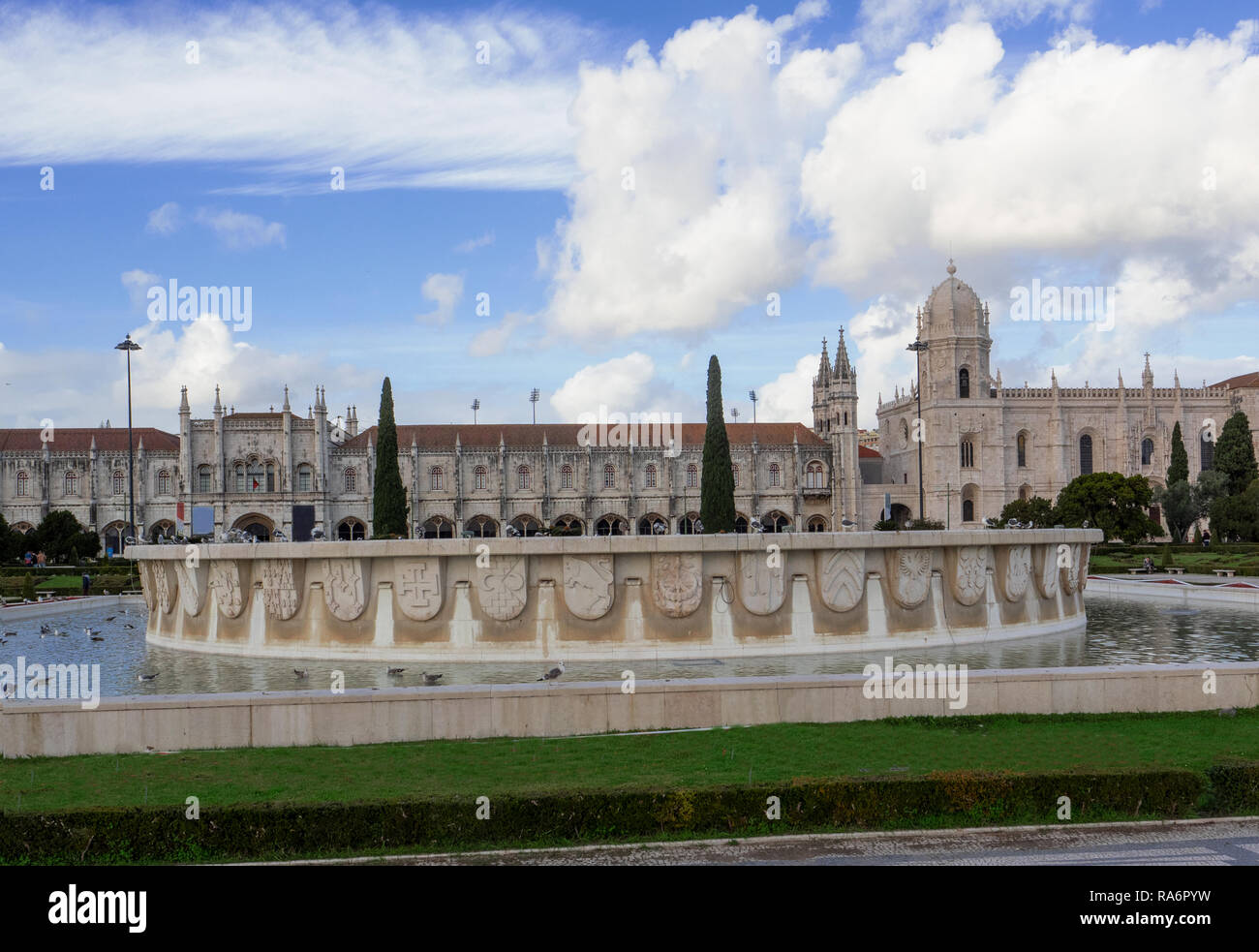 Lissabon - Portugal, runder Brunnen im Empire Square im Stadtteil Belem und Hieronymites Kloster Stockfoto