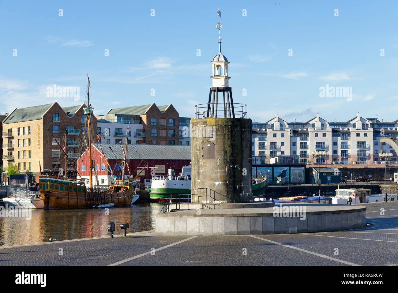 Millennium Square Landung, Hannover, Bristol Docks mit John Cabot's Matthäus und Achterbahn Biene im Princes Wharf gegenüber Stockfoto