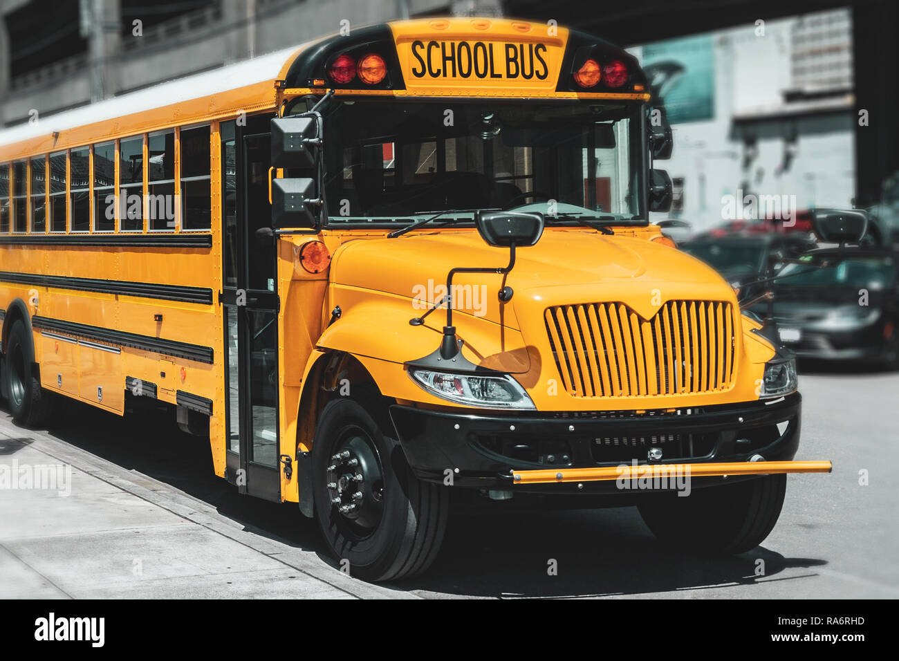 American schoolbus in der Straße geparkt. Vintage-look und unscharfe Kanten. Stockfoto