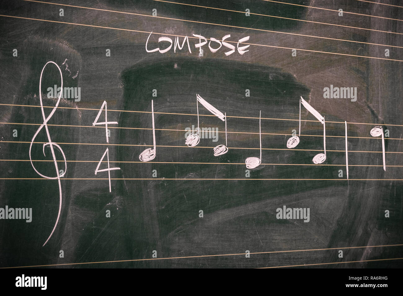 Zufällige Musikauswahl stellt mit Kreide auf einer Tafel geschrieben. Beim Komponieren von Musik und Theorie Konzepte. Stockfoto