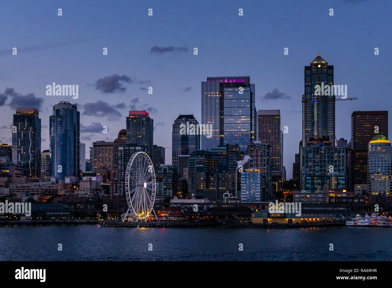 Seattle Skyline und den Hafen bei Nacht von Elliott Bay, Puget Sound, Washington State, USA. Stockfoto