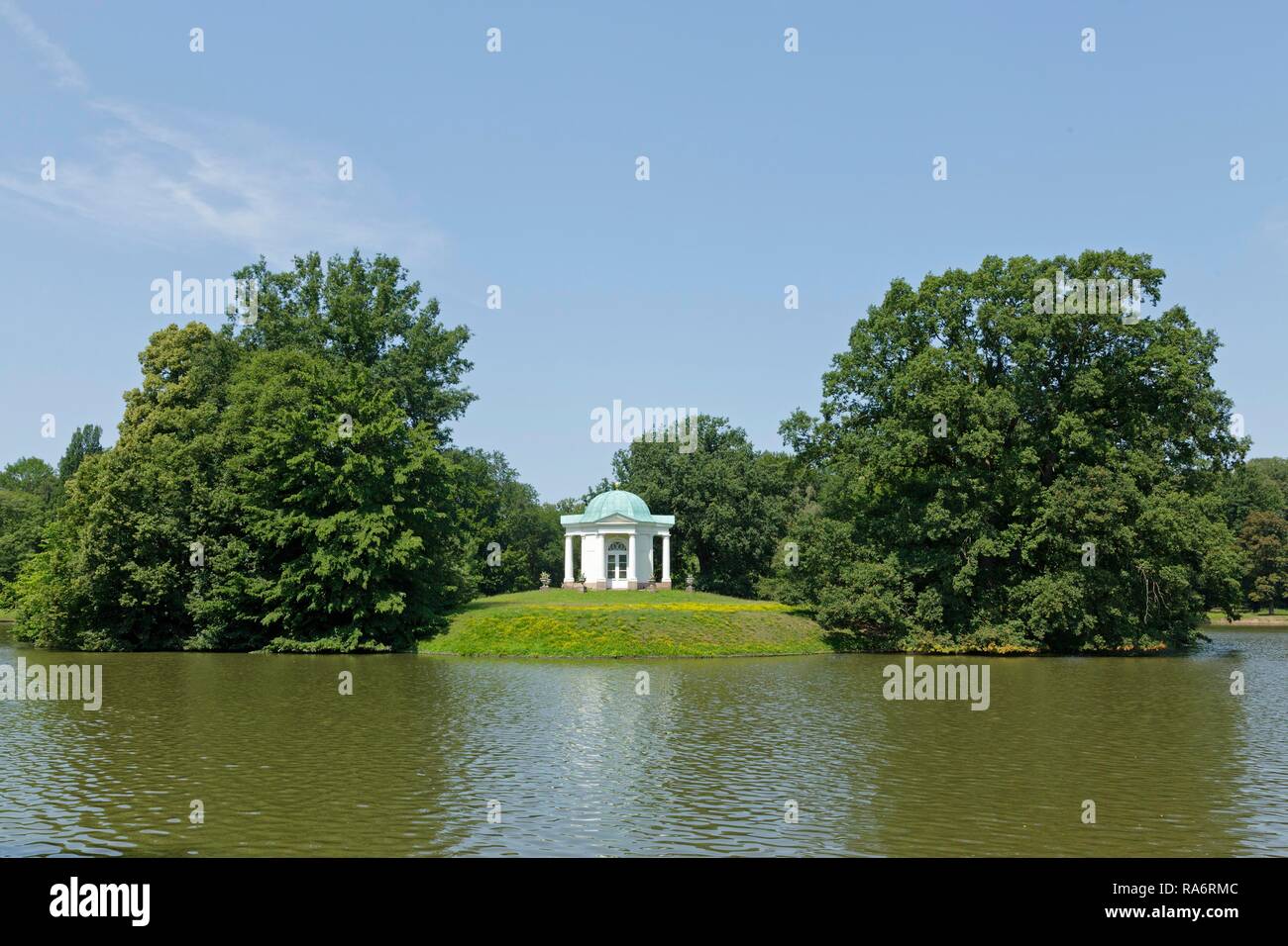 Schwaneninsel oder Swan Island mit einem Tempel, Staatspark Karlsaue, Kassel, Hessen, Deutschland Stockfoto