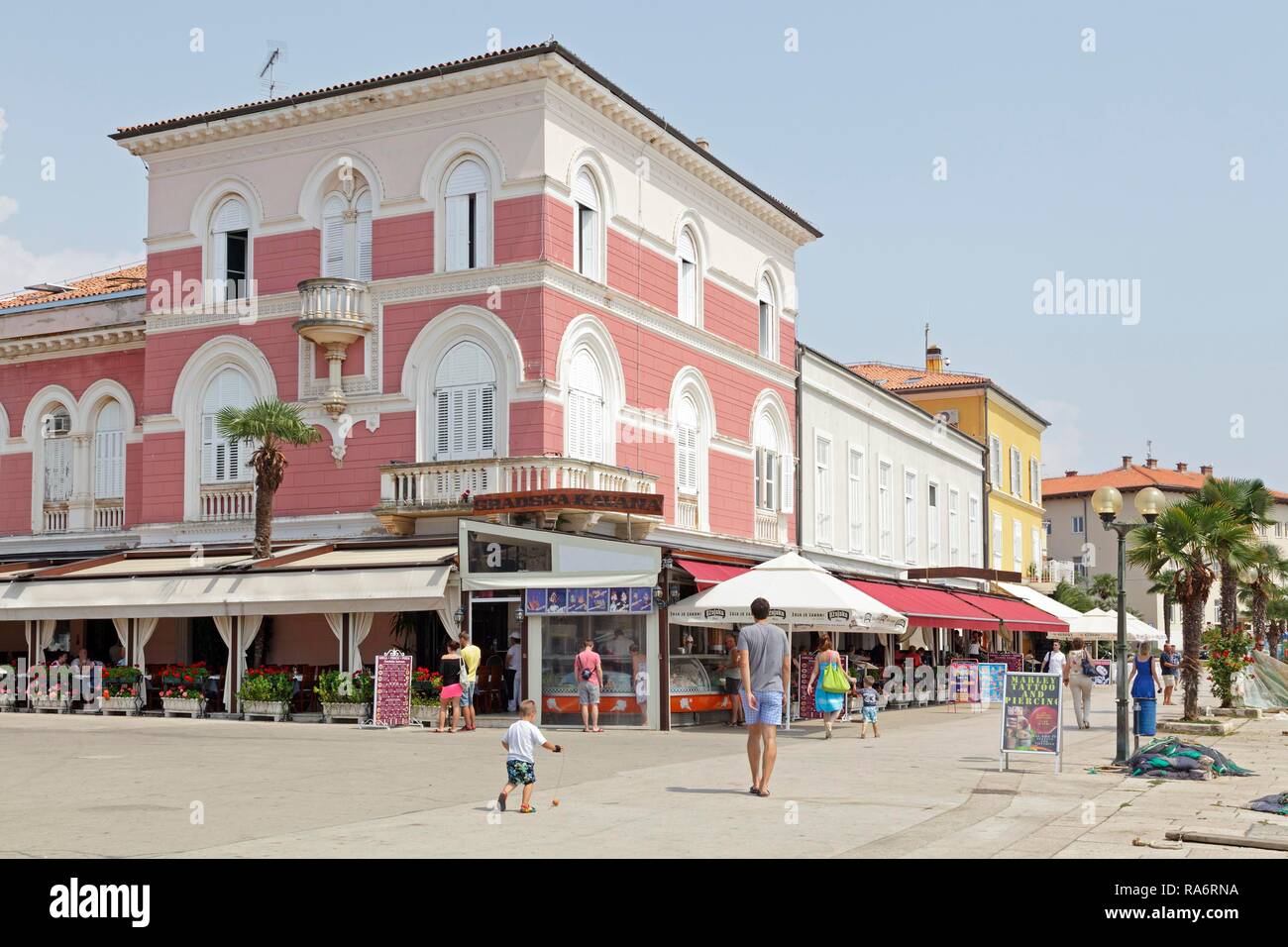Promenade am Hafen von Poreč, Poreč, Istrien, Kroatien Stockfoto