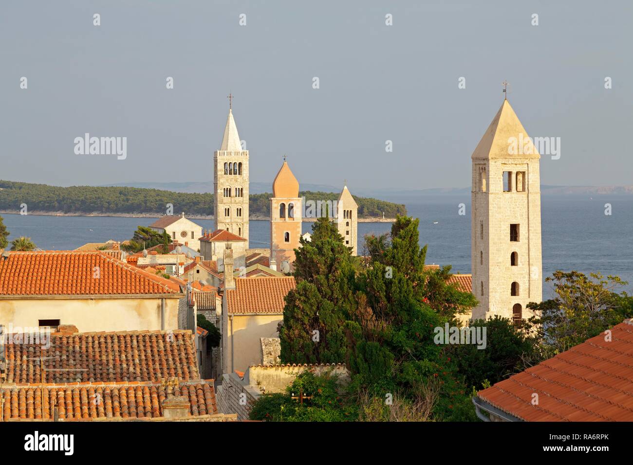 Vier Kirchtürmen über den Dächern der Altstadt, Rab, Rab Primorje-Gorski Kotar, Kroatien Stockfoto