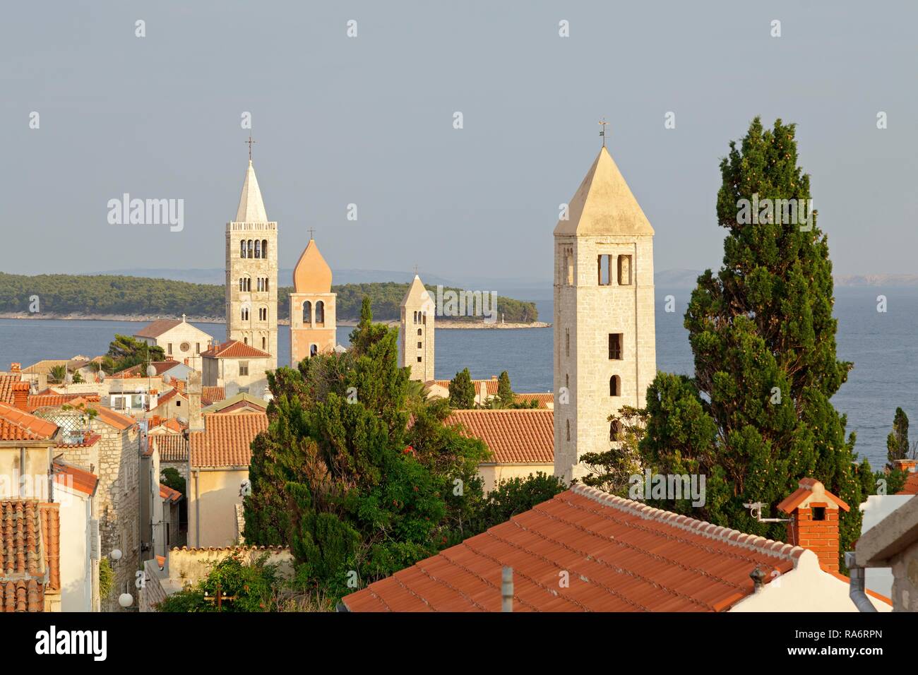 Vier Kirchtürmen über den Dächern der Altstadt, Rab, Rab Primorje-Gorski Kotar, Kroatien Stockfoto