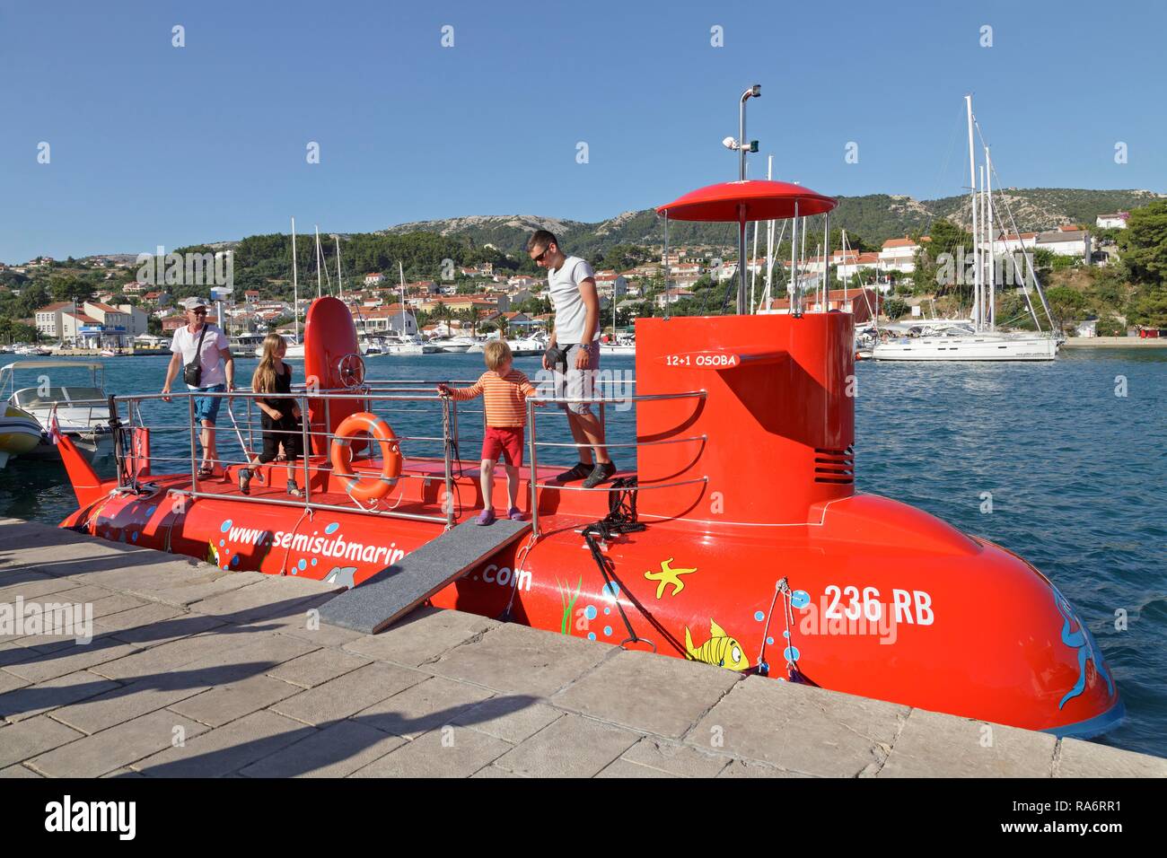 Das Halbunterwasserboot, Hafen, Insel Rab, Rab, Primorje-Gorski Kotar, Kroatien Stockfoto