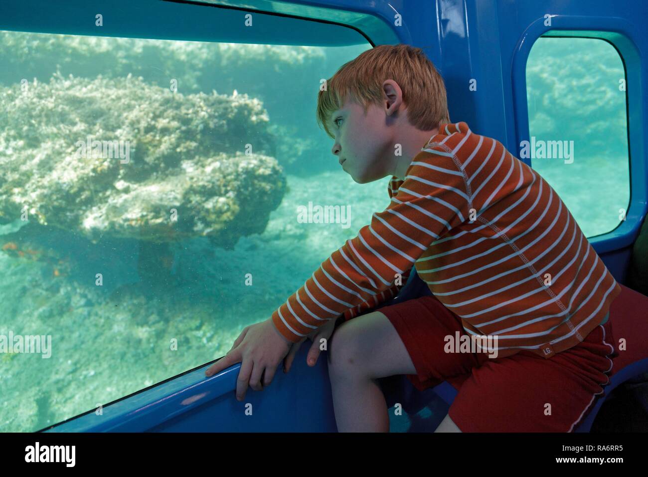 Junge reist in einer Semi-U-Boot, Rab, Rab Primorje-Gorski Kotar, Kroatien Stockfoto