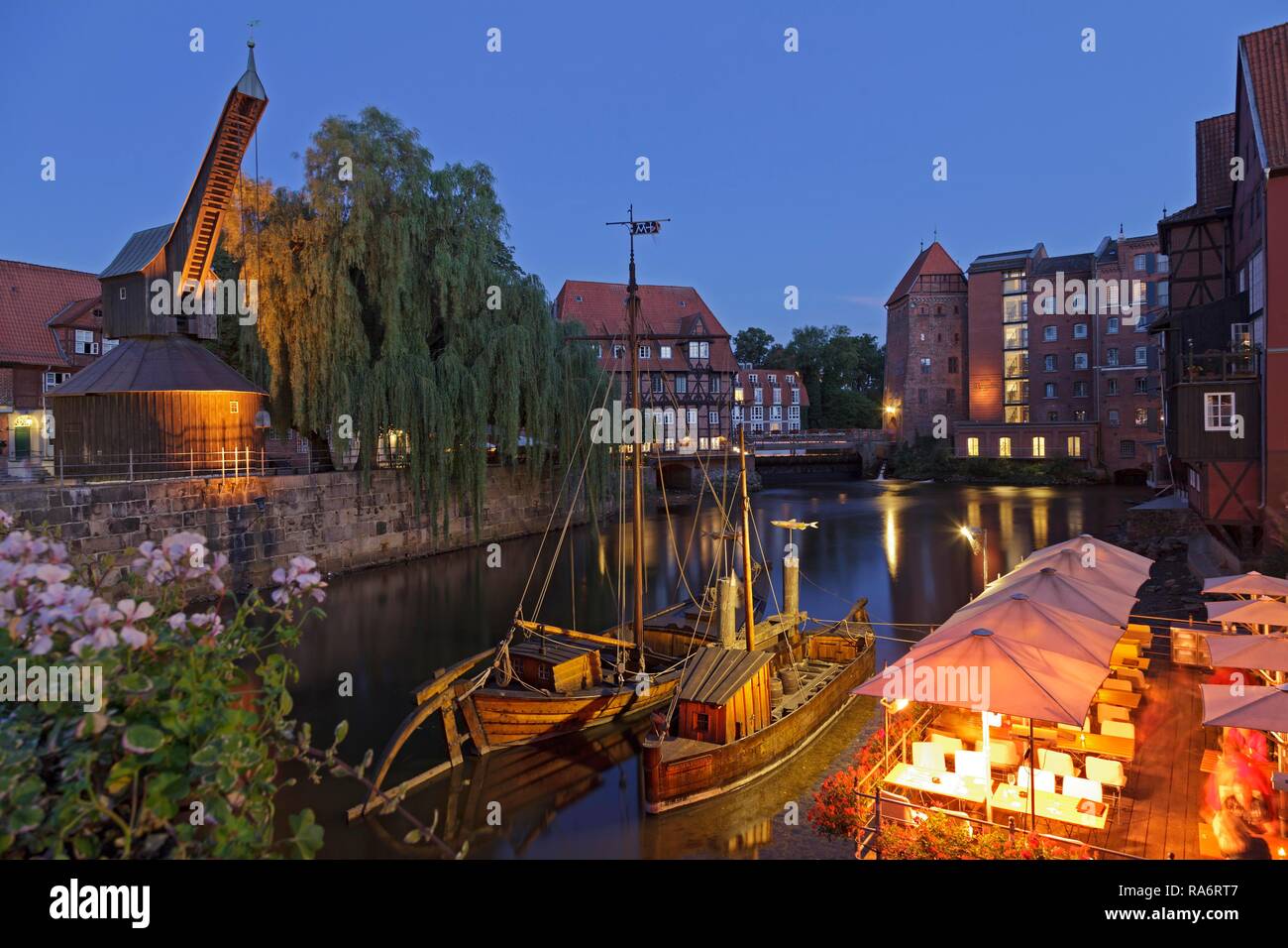 Historischen Kran, salzewer Schiff, Binnenschiff, Luener Mühle, in der Dämmerung, das historische Zentrum, Lüneburg, Niedersachsen, Deutschland Stockfoto