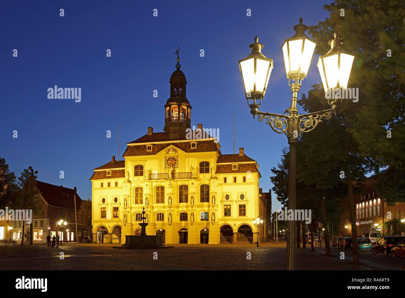 Rathaus am Abend, das historische Zentrum, Lüneburg, Niedersachsen, Deutschland Stockfoto