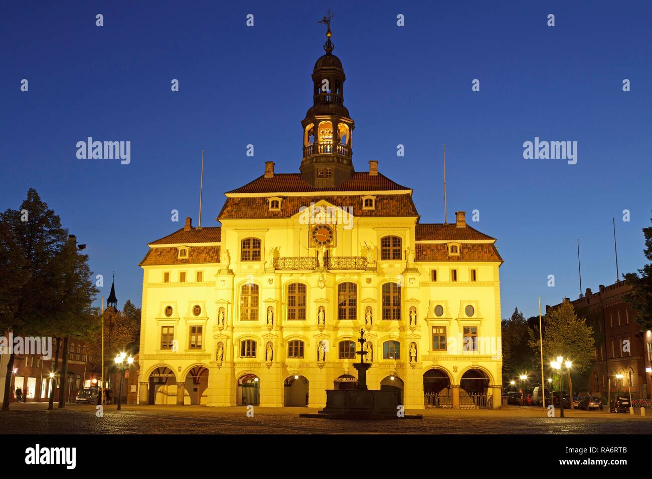 Rathaus am Abend, das historische Zentrum, Lüneburg, Niedersachsen, Deutschland Stockfoto