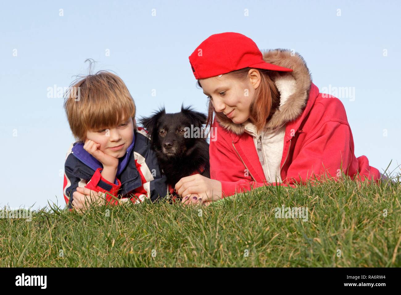 Junge und Mädchen mit Hund Stockfoto