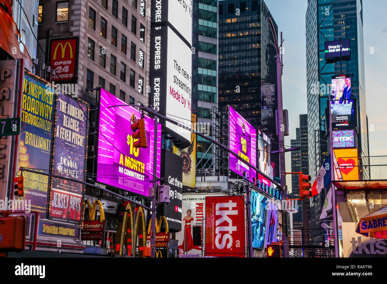 NEW YORK, NY, USA - 27. Dezember 2018: schönen Abend mit Straßenbeleuchtung auf den Times Square Stockfoto