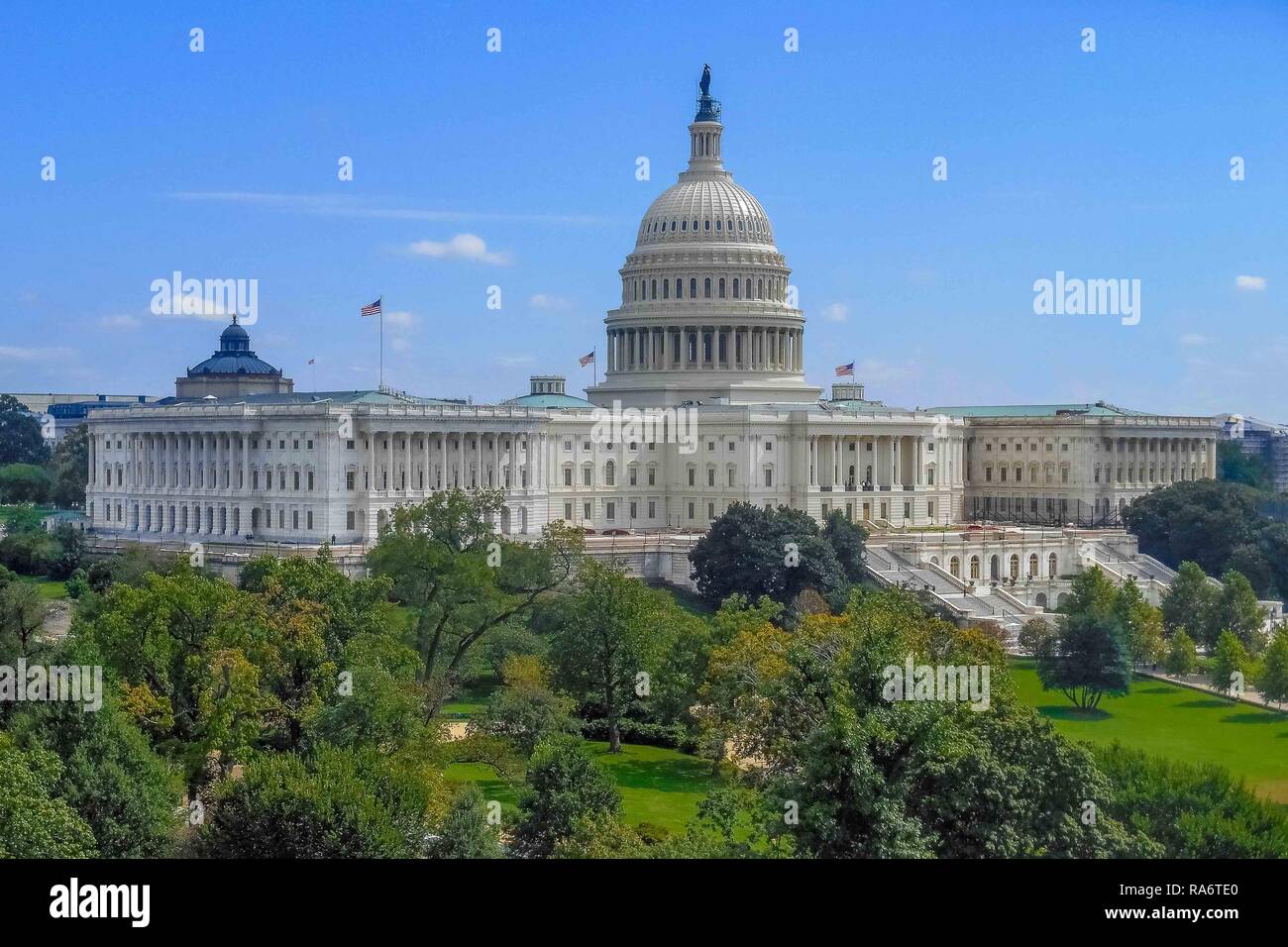 Vorderansicht des United States Capital Gebäude und Gelände in Washington DC im Sommer mit klaren Himmel im Hintergrund Stockfoto