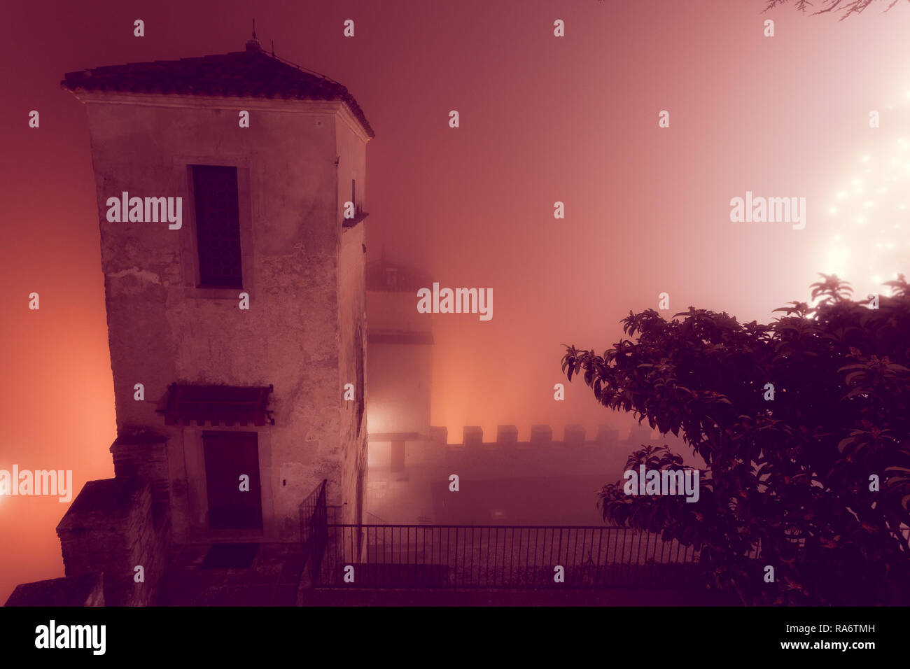 Mauern einer alten Burg im Nebel während eines Winters Nacht eingetaucht, Cison di Valmarino, Italien Stockfoto