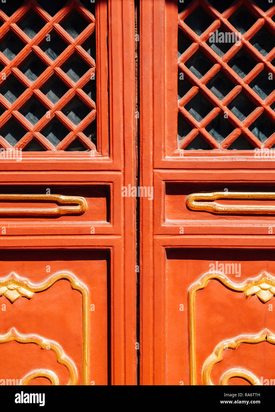 Traditionelle chinesische rote Tür an Lama Tempel in Peking, China Stockfoto