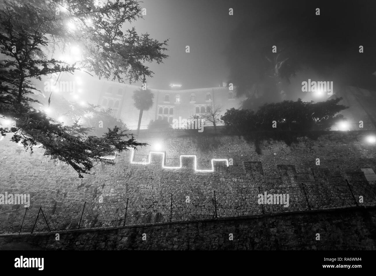 Schwarzweiß-Effekt der Filialen der größte Weihnachtsbaum Europas im Nebel versunken mit alten Kloster verwandelt sich in eine Burg, Ciso Stockfoto